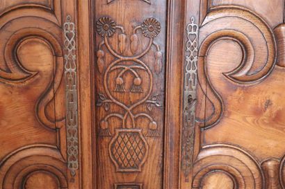 null Armoire normande ouvrant à deux portes en bois mouluré et sculpté à décor de...