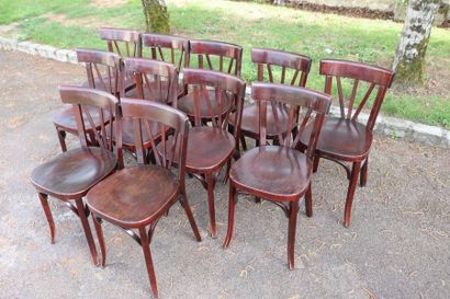 null BAUMANN et CIE.

Suite de onze chaises en bois cintré et courbé, teinté.

H_80...