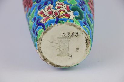 null LONGWY.

Vase en faience en émaux polychromes à décor de branchages fleuris.

H_23...