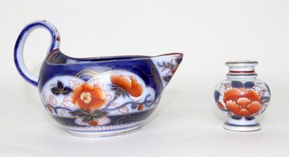 null BAYEUX.

Verseuse et vase miniature en porcelaine à décor Imari polychrome et...