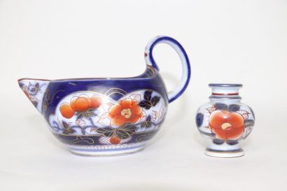 null BAYEUX.

Verseuse et vase miniature en porcelaine à décor Imari polychrome et...