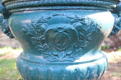 null Important vase en fonte relaquée vert à décor, sur la panse, d'un blason orné...