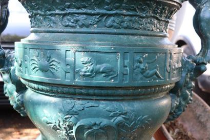 null Important vase en fonte relaquée vert à décor, sur la panse, d'un blason orné...