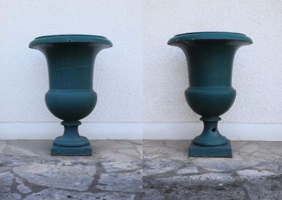 null Paire de vases Medicis anciens en fonte relaquée vert.

H_62 cm D_46 cm.

Trou...