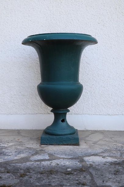 null Paire de vases Medicis anciens en fonte relaquée vert.

H_62 cm D_46 cm.

Trou...