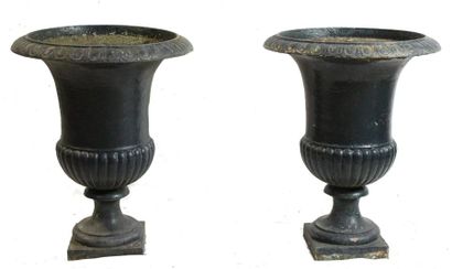 null Paire de vases Médicis anciens, en fonte laquée vert.

H_66 cm D_51 cm