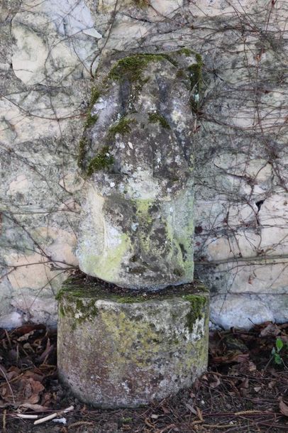 null Partie supérieure d'une stèle en pierre calcaire sculptée.

Epoque Gallo-romaine.

H_59...