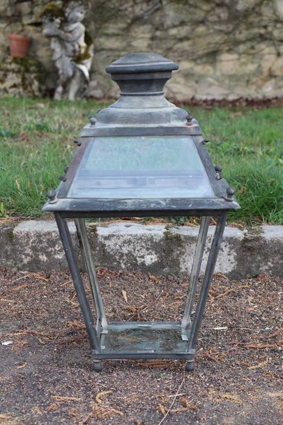 null Lanterne d'extérieur en cuivre patiné et vert.

XIXème siècle.

H_57 cm L_33...