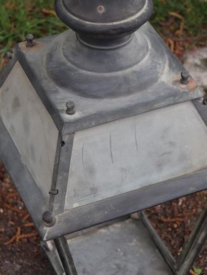 null Lanterne d'extérieur en cuivre patiné et vert.

XIXème siècle.

H_57 cm L_33...