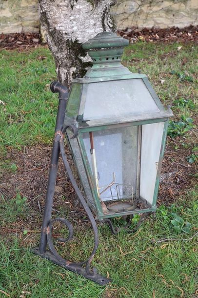 null Importante lanterne d'extérieur en cuivre patiné et vert.

Elle repose sur une...