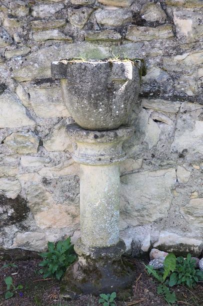 null Mortier reposant sur une colonne, en pierre.

H (totale)_92 cm.