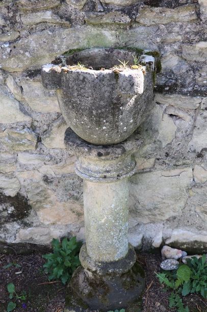 null Mortier reposant sur une colonne, en pierre.

H (totale)_92 cm.