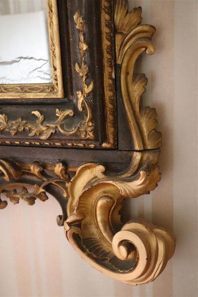 null ITALIE.

Important miroir en bois doré et patiné à riche décor sculpté et ajouré...