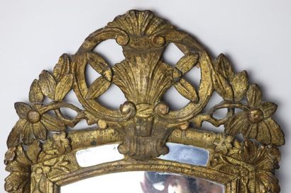 null Miroir à parcloses en bois sculpté et doré, le fronton ajouré à riche décor...