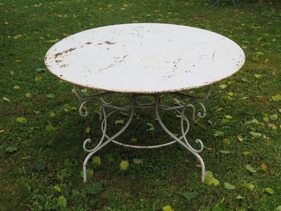 null Table de jardin circulaire en métal laqué blanc, les pieds ornés d'enroulements.

H_72...