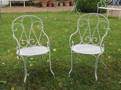 null Paire de fauteuils de jardin en fer forgé laqué blanc, le dossier et les accotoirs...