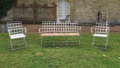null Salon de jardin comprenant un banc et deux fauteuils en fer forgé laqué blanc,...