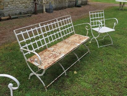 null Salon de jardin comprenant un banc et deux fauteuils en fer forgé laqué blanc,...