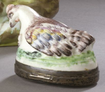 MENNECY Tabatière couverte en porcelaine tendre en forme de poule à décor polychrome...