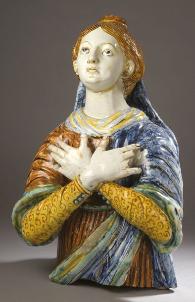 Italie (probablement Deruta) Grande figure en faïence représentant une sainte en...