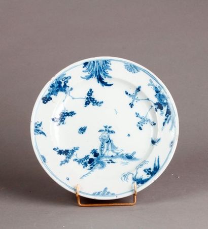 MIDI Assiette en faïence à décor en camaïeu bleu d'un Chinois sur une terrasse fleurie.
XVIIIe...