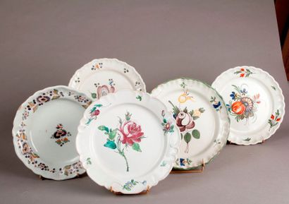 BORDEAUX, SUD-OUEST, BERGERAC Cinq assiettes en faïence à décor polychrome de fleurs.
XVIIIe...