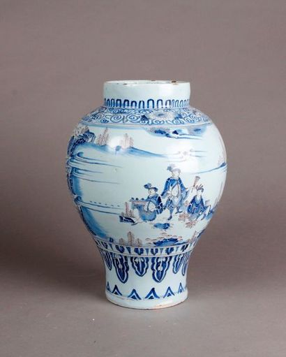 NEVERS Vase balustre en faïence à décor en camaïeu bleu et manganèse de Chinois dans...