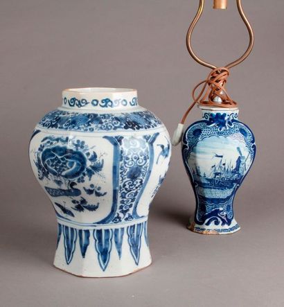 DELFT Vase de forme balustre octogonal à décor en camaïeu bleu de paons dans des...