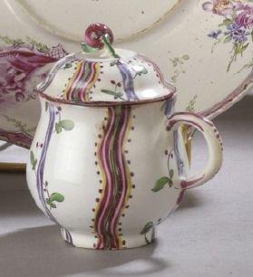 Aprey Deux pots à jus couverts en faïence à décor polychrome à l'imitation d'étoffes.
XVIIIème...