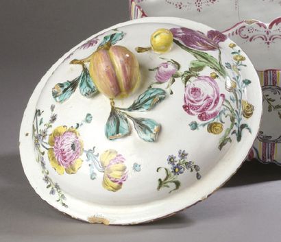 Aprey Soupière ovale et un couvercle rond en faïence à décor polychrome de fleurs.
XVIIIème...