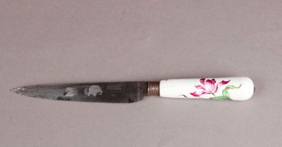 MEILLONNAS ou APREY Couteau à manche en faïence à décor polychrome de tulipes.
XVIIIème...