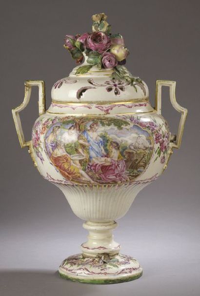 SCEAUX OU PARIS Vase pot-pourri couvert en faïence de forme balustre à décor polychrome...