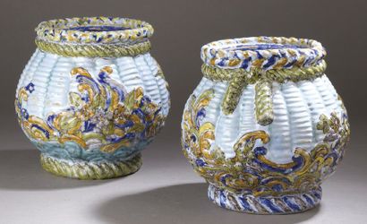 NEVERS Paire de vases ovoïdes en faïence à décor en relief de motifs de vannerie,...