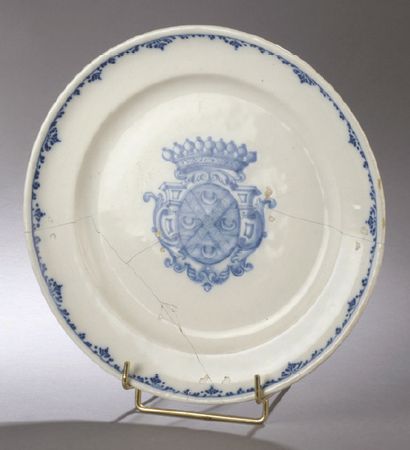 Montpellier Assiette en faïence à décor en camaïeu bleu d'armoiries.
XVIIIème siècle.
D....