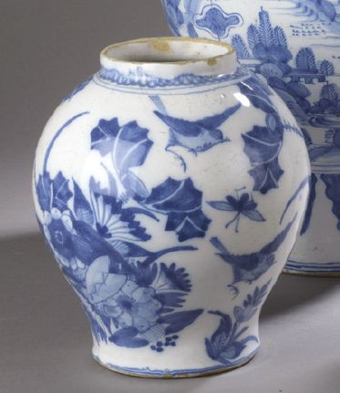 DELFT Vase ovoïde en faïence à décor en camaïeu bleu de volatiles parmi des groupes...