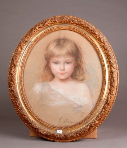 E. DUMAS Portrait d'enfant
Pastel de forme ovale, signé en bas à droite. (Mouillures).
44,5...