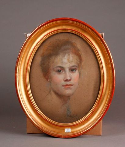 Jules GUILLEMIN (Né en 1866) 
Portrait de Femme
Pastel de forme ovale, signé en bas...