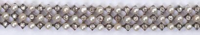 null BRACELET ruban souple pavé de perles et de diamants.
Monture en or et argent.
Vers...