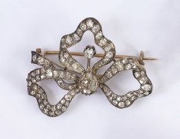 null BROCHE ruban noué pavée de diamants sur or et argent.
Vers 1880.
(Accidents...