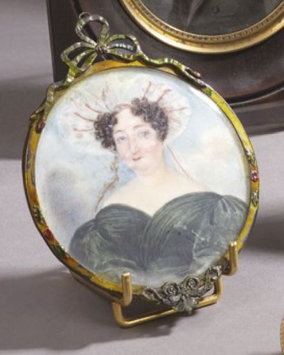 null MINIATURE ronde sur ivoire représentant le portrait d'une dame en robe de velours...