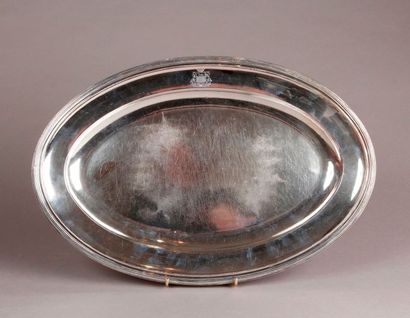 null PLAT ovale à filets en argent, aus armoiries Biliotti.
Orfèvre: Louis LEGUAY,...