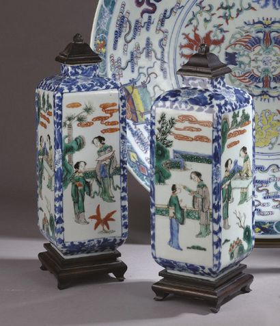 null PAIRE DE BOUTEILLES en porcelaine bleue et blanc à décor en médaillon de la...