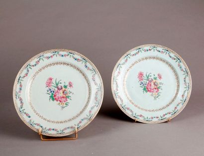 Chine (Compagnie des Indes) 
Deux assiettes en porcelaine à décor polychrome des...