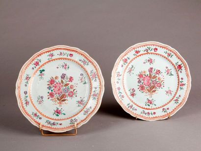 Chine (Compagnie des Indes) 
Deux assiettes en porcelaine à décor polychrome des...