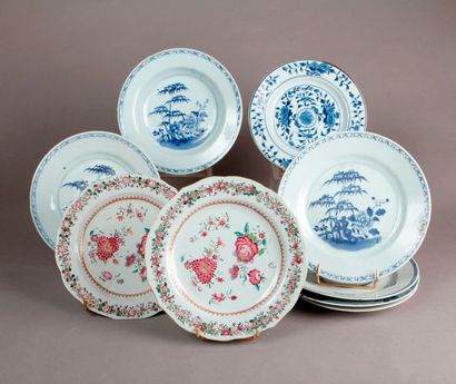 Chine (Compagnie des Indes) 
Deux assiettes en porcelaine à décor polychrome des...