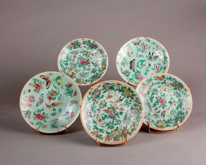 CHINE Cinq petites assiettes en porcelaine à décor polychrome d'oiseaux et papillons...