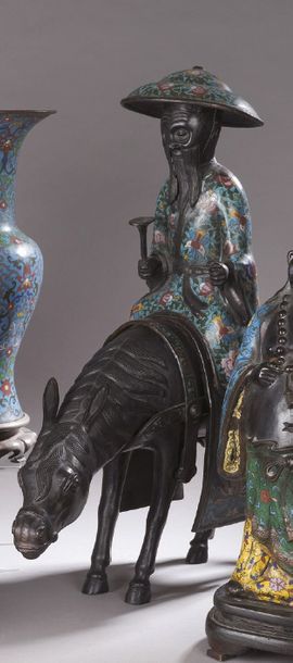 null TOBA sur sa mule en bronze et émaux cloisonnés.
Japon, vers 1900-1930.
H. 58...