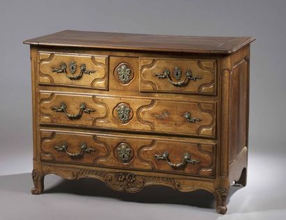 null COMMODE en noyer mouluré et sculpté, la façade ouvrant à cinq tiroirs sur trois...