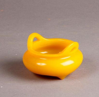 null PETIT BRÛLE-PARFUM tripode en verre de Pékin jaune.
Chine, XXe siècle, marque...