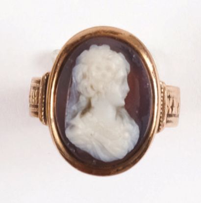 null RING in yellow gold decorated with a small oval cameo representing the profile...